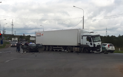 В Кировской области легковушка столкнулась с фурой