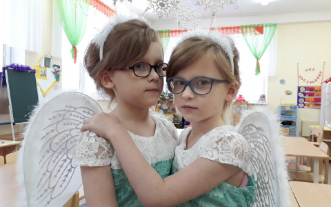 «Слышим насмешки не только от детей, но и от их родителей»: история семьи с необычными близнецами