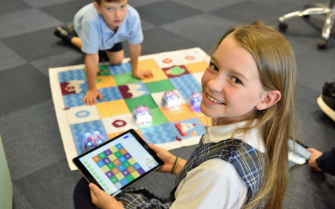 Снова в школу: смартфон для ребенка и другие гаджеты к новому учебному году