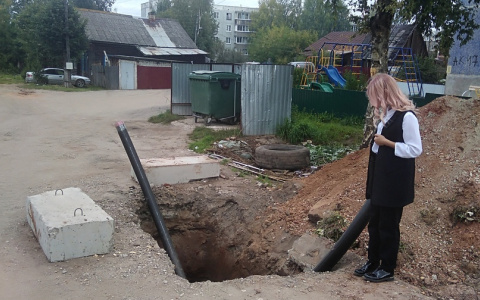 "Дочь ободрала живот, пришла вся сырая": в Слободском девочка упала в яму