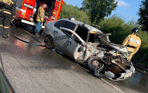 На Луганской легковушка влетела в КамАЗ