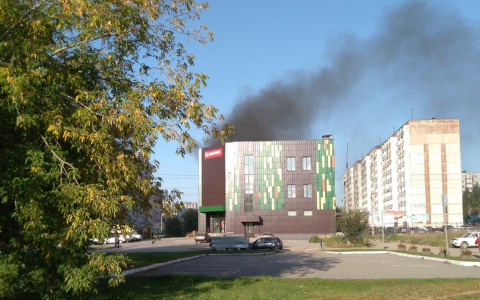 Утром в Кирове загорелось здание крупного ТЦ в юго-западном районе