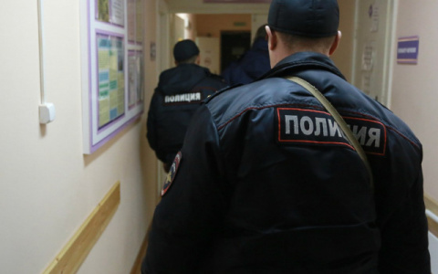 В Кирове мужчина ломился в здание ГИБДД, уверяя, что это его дом