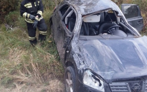 В Кировской области «Ниссан» вылетел в кювет и перевернулся