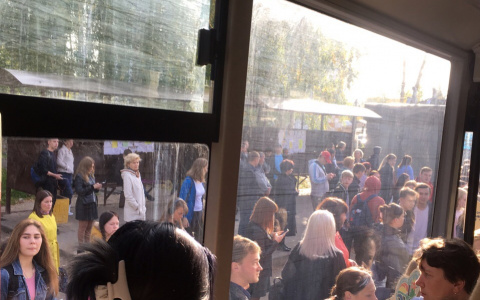 Фото дня: 50 человек ждали автобус на остановке в Кирове