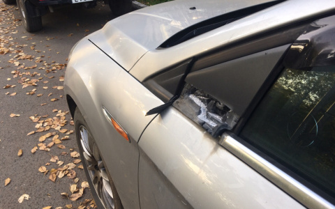 В Нововятске вандал изуродовал машины на парковке