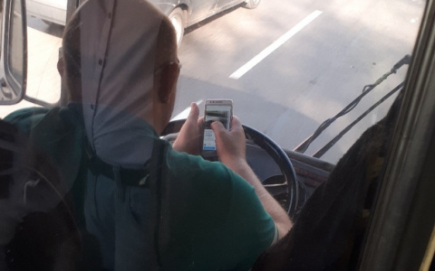 В Кирове водитель управлял автобусом локтями