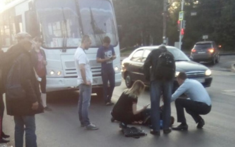 В Кирове у нового путепровода автобус сбил ребенка: на месте работают скорая и полиция