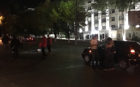Увезли на скорой: в Кирове автомобиль сбил мужчину