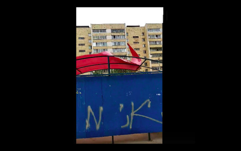 В Кирове ветром повредило остановку