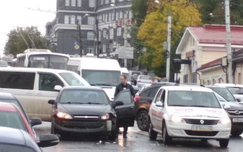 «Автобус гнал со скоростью 70 километров в час и устроил ДТП»: очевидцы об аварии на улице Ленина