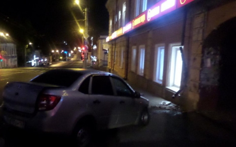 Девушка въехала на машине в историческое здание в центре Кирова