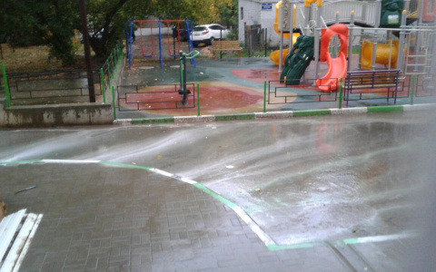 В Кирове ливнем смыло краску с бордюров