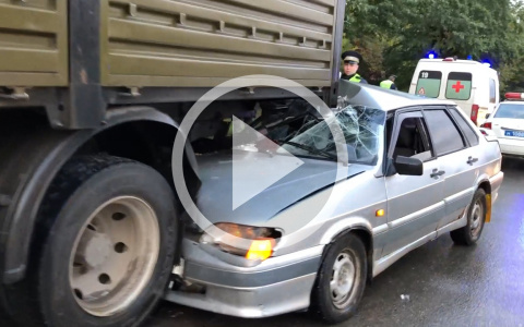 «Было много крови, скорая»: в Кирове в час пик ВАЗ залетел под стоящую фуру