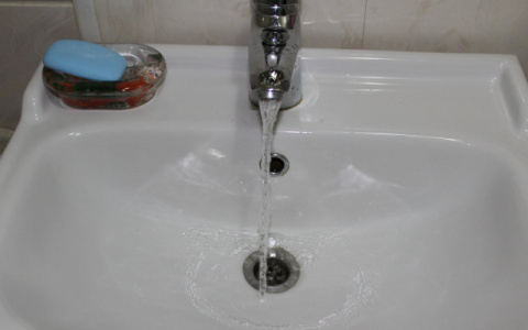 "Пробы воды в норме": "Водоканал" ответил на массовые жалобы кировчан на пахнущую воду