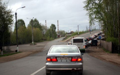 На нововятском переезде нанесли "сплошную" разметку