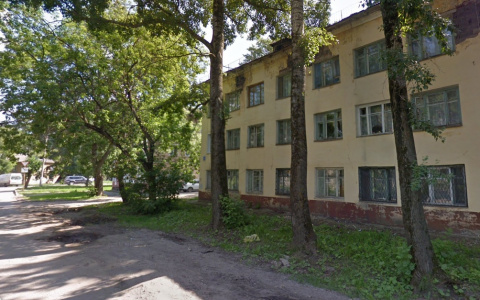 Два кировчанина выпрыгнули в окно, спасаясь от грабителя