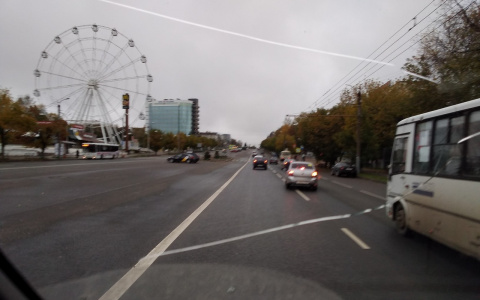 «Издеваются?»: на Октябрьском проспекте парковку отгородили полосой