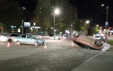 После ДТП на Ленина «Лада» от удара перевернулась на крышу