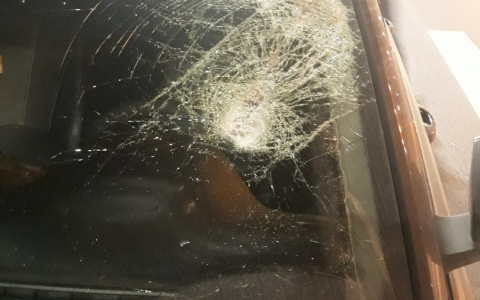 На Луганской троллейбусные провода повредили машину