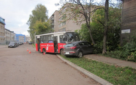 Сбил пешехода и снес иномарку в дерево: в Кирове произошло два ДТП с автобусами