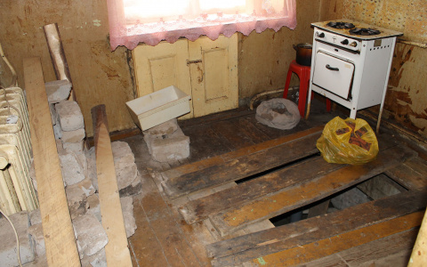 Кировчанка провалилась из своей квартиры в подвал