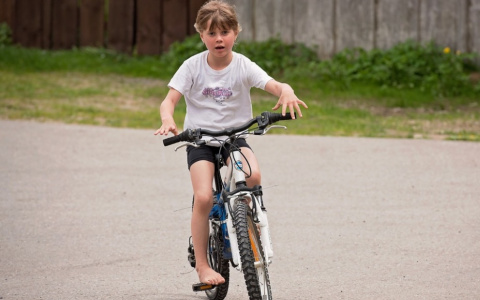 В Белой Холунице водитель сбил девочку-велосипедистку и скрылся