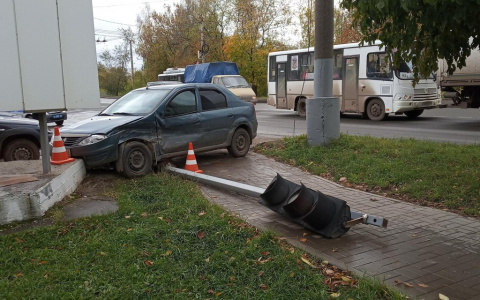 За день в Кирове водители повредили два светофора
