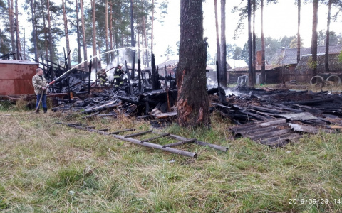 Появились фото с места пожара в Кирово-Чепецке, где здание сгорело дотла