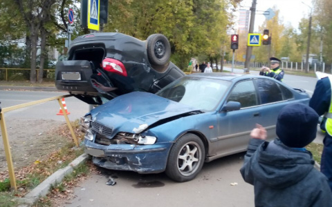 Опрокинулась на крышу: в Кирове столкнулись «Лада» и «Хонда»