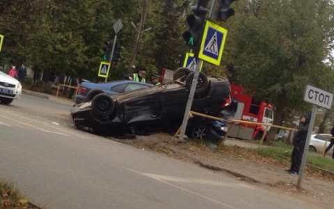 В ГИБДД Кирова рассказали подробности аварии, где «Лада» опрокинулась на крышу