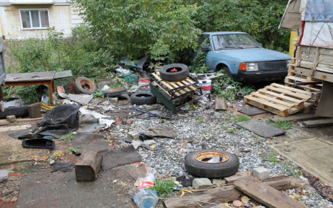 В Кирове автомеханики устроили опасную свалку в центре города