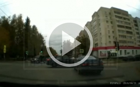 Появилось видео момента аварии, в которой опрокинулась "Лада"