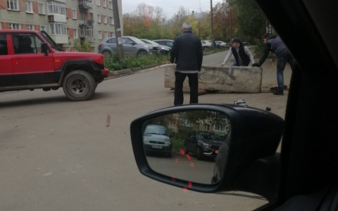 В Кирове жители дома по Сурикова самовольно перекрыли проезд