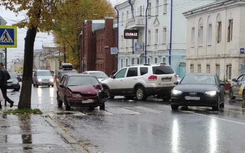 В центре Кирова столкнулись два автомобиля