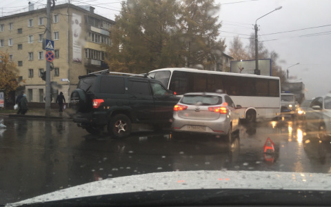 Опять ДТП: в Кирове столкнулись внедорожник и иномарка