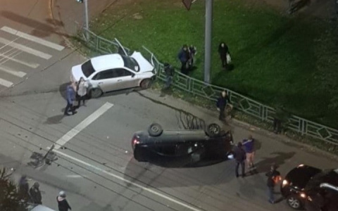 В Кирове «Лада» не пропустила иномарку: от удара Nissan перевернулся