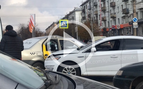 «Пассажир такси головой стекло вынес»: утром в ДТП у ЦУМа пострадали три подростка