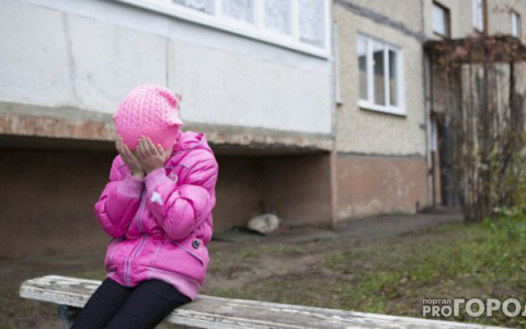 В Унинском районе на мать завели два уголовных дела за истязание дочерей