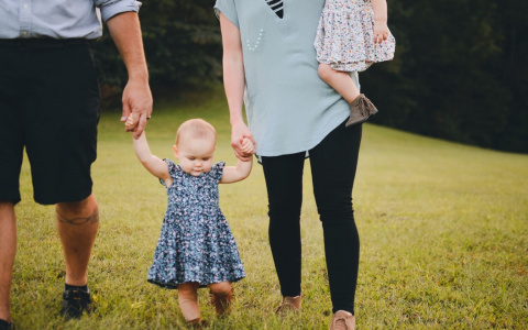 Работающих родителей хотят лишить пособия по уходу за ребенком