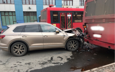 В Кирове «Фольксваген» влетел в пассажирский автобус
