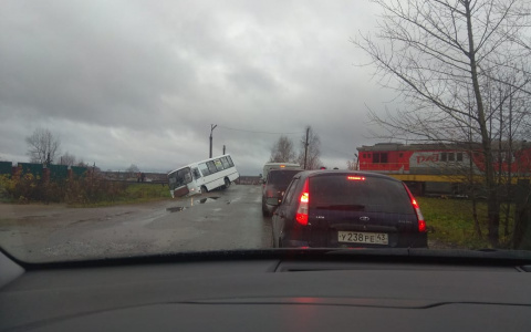 Утром в Омутнинске столкнулись автобус и тепловоз