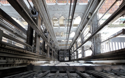 В Кирове рабочий упал в шахту лифта с высоты 15 этажа