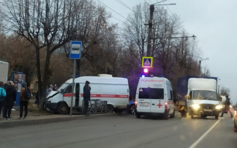 В Кирове нарушитель ПДД не пропустил машину скорой: есть пострадавшие