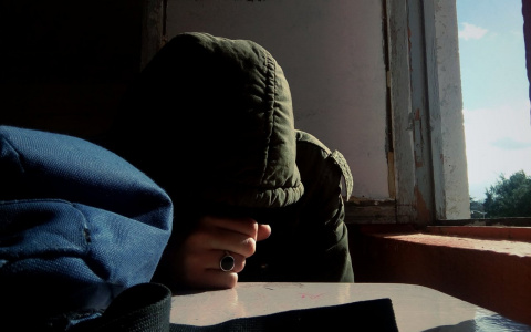 В Кировской области двое мужчин беспричинно избили подростка на улице