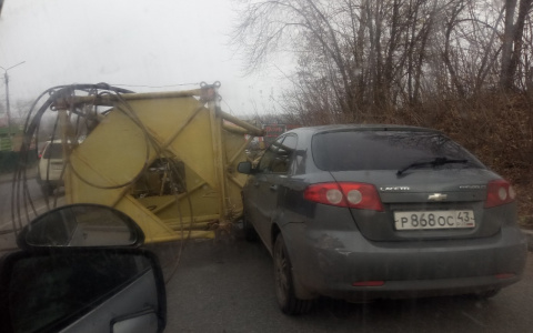 В Кирове на иномарку упал кран с проезжавшего грузовика
