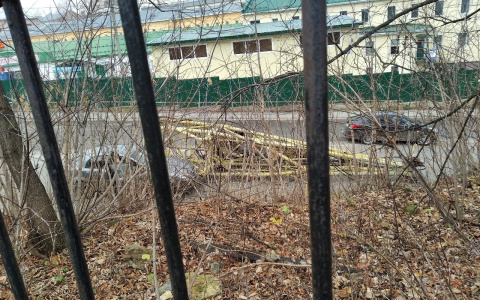 Что обсуждают в Кирове: на ребенке загорелась одежда и кран, упавший на машину