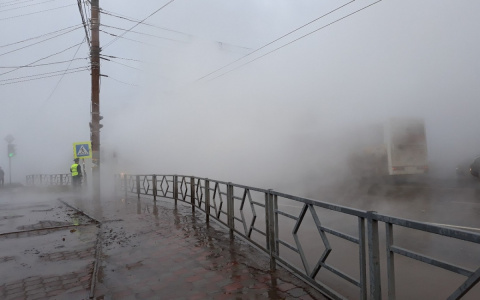 «Видимость нулевая, машины стоят»: в Кирове прорвало трубу с кипятком