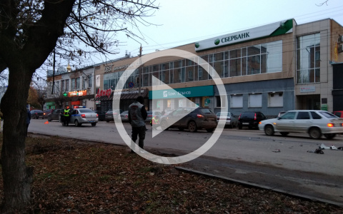 Видео: утром в Кирове девушка на иномарке сбила мотоциклиста