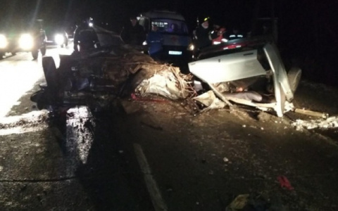 Крупное ДТП в Нолинском районе: при столкновении ВАЗа и микроавтобуса погибли четверо